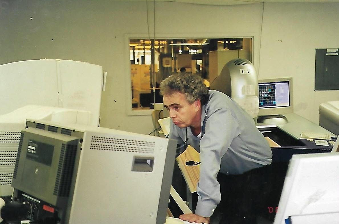 צביקה, מייסד CosWeb, בעבודה על מערכות